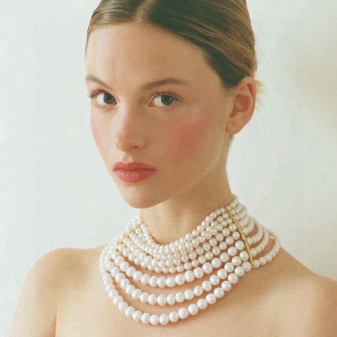 Leunsa multi-layer pearl choker necklace