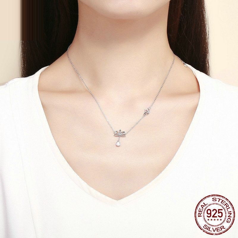 Leunsa lotus necklace