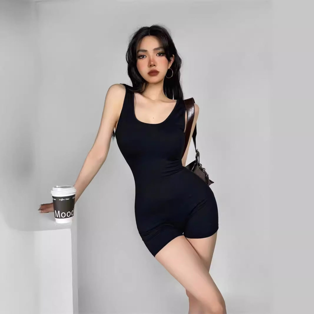 U-neck sleeveless dress